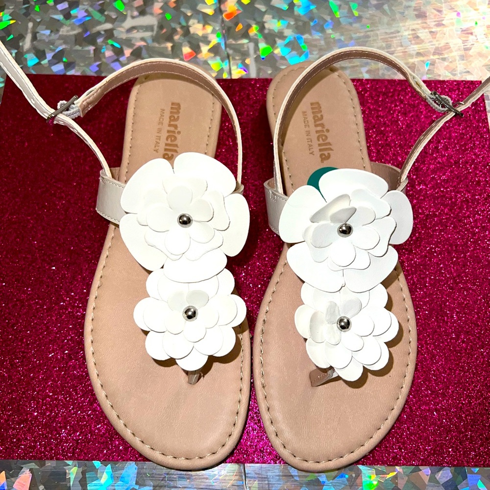 ✨(New) Super cute ☺️ Girls ✨White flower designed sandals with stud detail. 🌼🌸